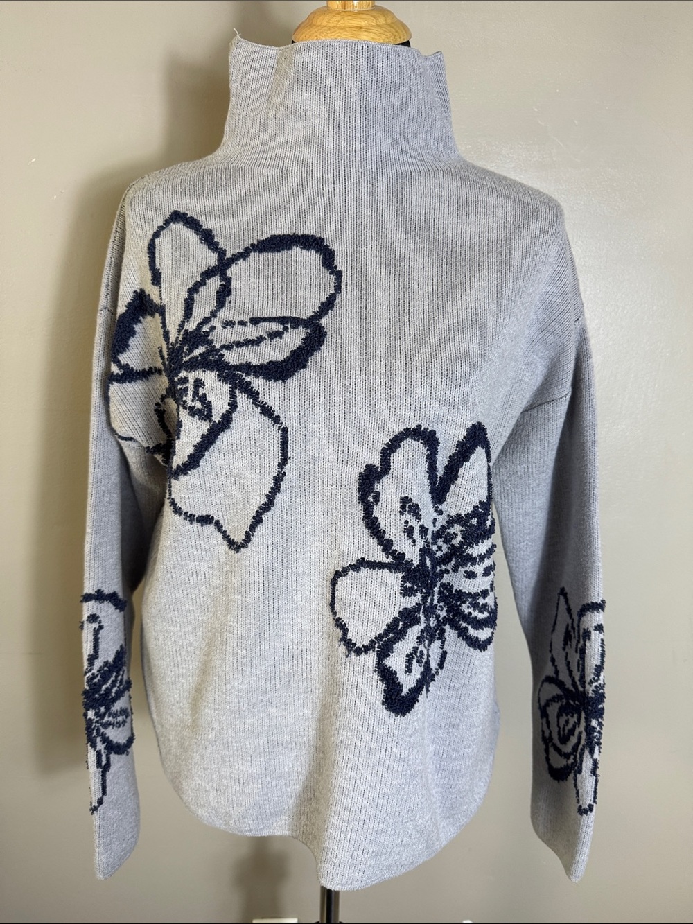 Rachel Zoe Light Gray Mock-Neck Sweater Raised Navy Blue Flower Detail Sz XL